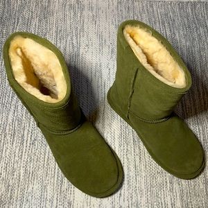 Great Condition. Olive green. BearPaw Boots. Sz 7